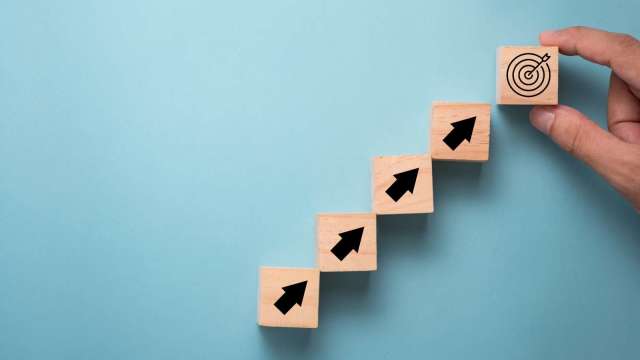 鴻海10月營收飆歷史新高!AI伺服器+iPhone 17雙引擎,全年度上看8兆元(圖:shutterstock)