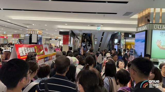 SOGO台北店周慶首日湧入爆滿人潮。(鉅亨網記者王莞甯攝)