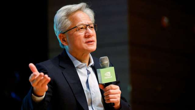 輝達黃仁勳收斂「中國將贏AI競賽」說法 再度呼籲美國需加速前進(圖:REUTERS/TPG)