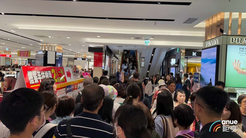 SOGO周慶首日館內擠爆採購人潮。(鉅亨網記者王莞甯攝)