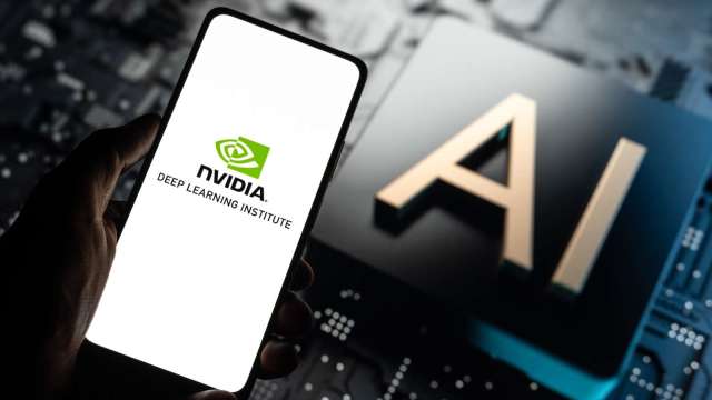 美AI霸權要涼?黃仁勳警告震動矽谷:監管碎片化+能源成本逼瘋AI企業(圖:Shutterstock)