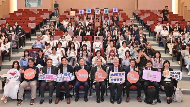 千禧之愛基金會「青年社區健康服務競賽」評審團與21隊決賽學生隊伍。(圖：統一提供)