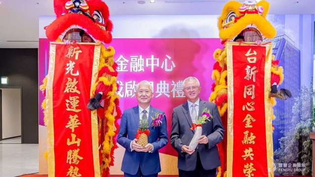 「新光華山金融中心」落成啟用典禮圓滿結束,新光人壽董事⻑魏寶生(左)及新光人壽副董事⻑洪士琪(右)分別手拿鳳梨與蘿蔔合影,期盼租戶「好運彩頭旺旺來」。(圖/新壽提供)