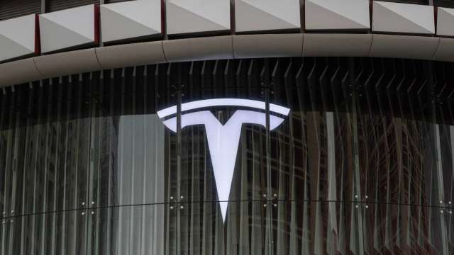 暗示SpaceX上市可能性!馬斯克:FSD將支援邊開車邊發簡訊 預計明年初左右在中國獲批(圖:Shutterstock)