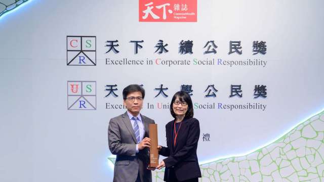 富邦金控18度榮獲「天下永續公民獎」,勇奪大型企業金融業組第二名,由金管會主委彭金隆(左)授獎予富邦金控人資長暨永續發展處處長劉菁宜(右)。(圖/富邦金)