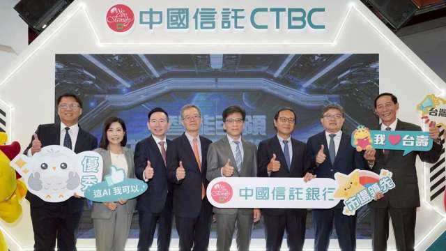 金管會主委彭金隆(右4)蒞臨中國信託展區指導，中信銀行董事長陳佳文(右3)親自接待。(圖/中信金)