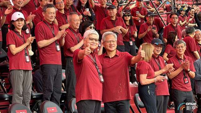 圖中左至右為台積電董事長魏哲家、輝達執行長黃仁勳。(鉅亨網記者魏志豪攝)