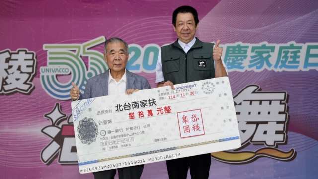 岱稜攜手北台南家扶中心，舉辦「岱他上學，讓愛零距離」助學捐贈80萬元，左爲岱稜董事長蔡國龍，右家扶中心主任李桂平。(圖：岱稜提供)