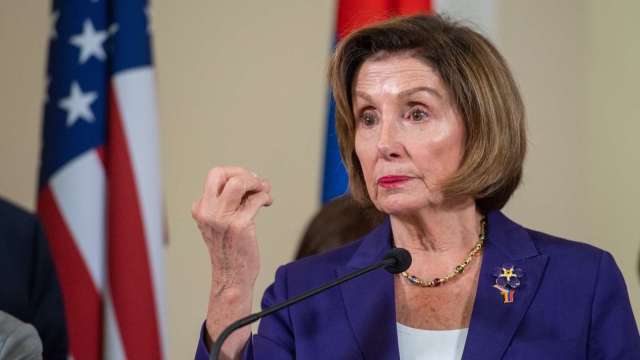 裴洛西投資組合回報率強過巴菲特惹議。(圖:Shutterstock)