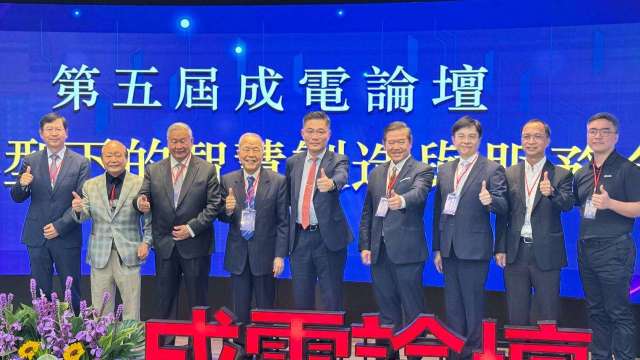 成電論壇合影留念。(鉅亨網記者魏志豪攝)