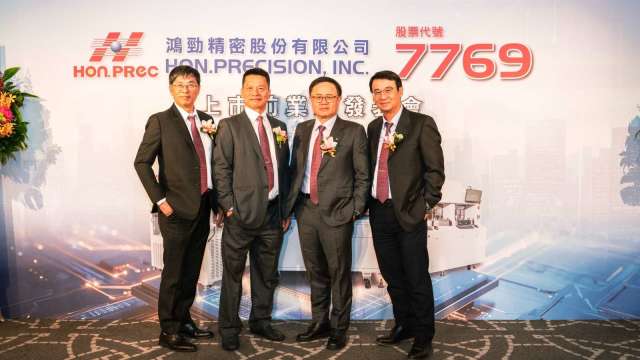 鴻勁董事長謝旼達(左2)、總經理張簡榮力(左1)、資深副總經理翁德奎(右2)、副總經理趙振明(右1)。(業者提供)