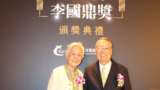第三屆李國鼎獎得獎人施振榮(右)及其夫人。(圖:業者提供)