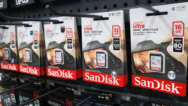 美國記憶體龍頭SanDisk股價周一大漲11.89%(圖：Shutterstock)