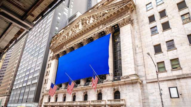 政府重啟助漲美股！分析師：別高興太早！三大風險逼近 債市又靜得讓人慌（圖：Shutterstock）