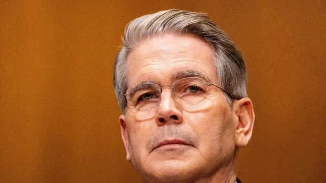 貝森特強調川普政府正讓物價漲幅趨緩，並透過製造業回流提升勞工薪資。(圖:Shutterstock)