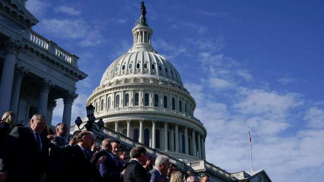 史上最長停擺逼瘋眾院議員！共乘、摩托車全上陣只為返國會投票 (圖：shutterstock)