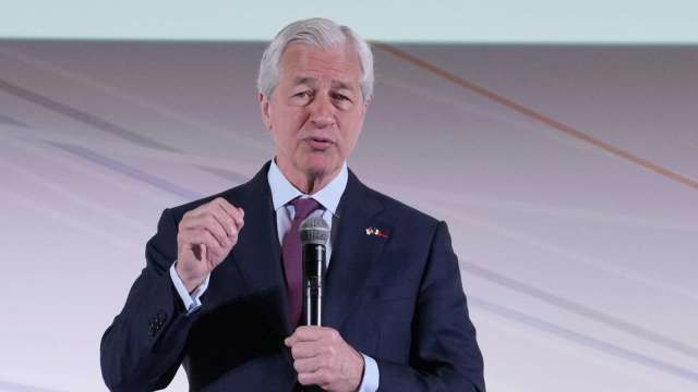 川普將於白宮招待華爾街高層晚宴！摩根大通戴蒙也將出席。(圖：Shutterstock)