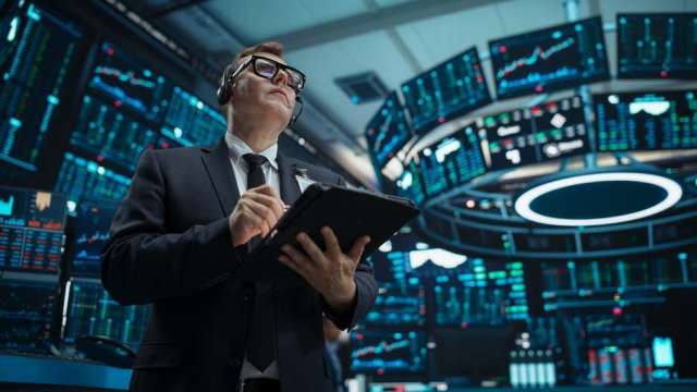 無懼美股亂流！這4檔含輝ETF近2周正報酬 勝過S&P 500、NASDAQ。(圖：shutterstock)