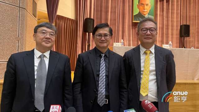 和碩董事長童子賢(中)、共同執行長鄧國彥(左)、共同執行長鄭光志(右)。(鉅亨網資料照)