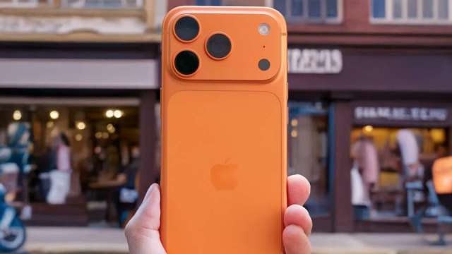 蘋果iPhone 18 Pro Max可能「史上最胖」 重量逼近243克。(圖:shutterstock)