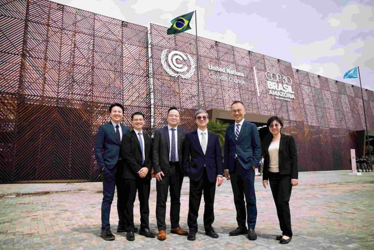 南山人壽尹崇堯董事長(右三)親自率領永續健康長陳維新(右二)、健康守護圈轉型負責人王保勲(左三)、永續創新發展部主管林哲仰(左二)等六人與會，是此次臺灣金融業出席層級最高者。