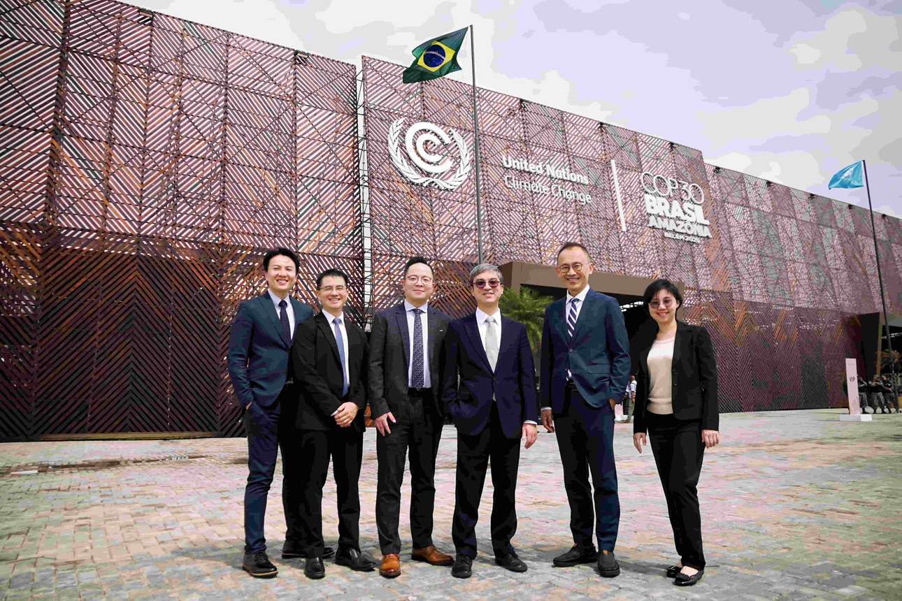 南山人壽尹崇堯董事長(右三)親自率領永續健康長陳維新(右二)、健康守護圈轉型負責人王保勲(左三)、永續創新發展部主管林哲仰(左二)等六人與會，是此次臺灣金融業出席層級最高者。