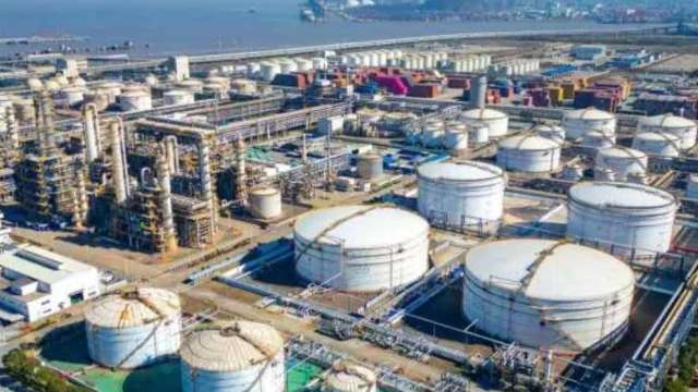 南亞業外收益看俏挾轉型利多，盤中翻紅一度漲半根停板。(圖：shutterstock)