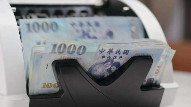 普發1萬跨行領免手續費！16家銀行郵局逾28000台ATM下周一開領。（圖: shutterstock)