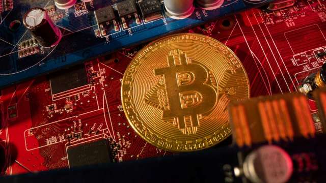 巨鯨減碼、比特幣失守10萬美元 市場回檔還是風暴前兆? (圖:Reuters/TPG)