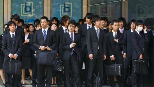 日本就業率98%是假象?人口崩塌+通膨撐起這場「假繁榮」。(圖:shutterstock)