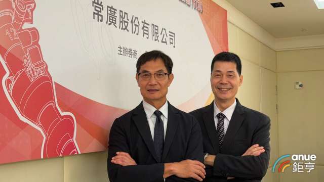常廣董事長陳政宏(左)、總經理陳正雄(右)。(鉅亨網記者劉玟妤攝)