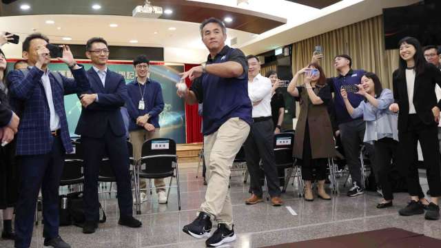 工研院「棒球科技-台灣鷹眼」自動追蹤投球軌跡、轉速與位移,堪比美國職棒的鷹眼系統。圖為NiceSports好的運動總經理張泰山示範投球。(圖:經濟部提供)