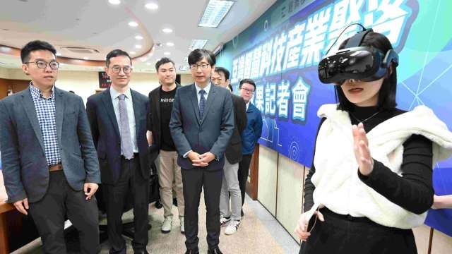 現場體驗宏達電國產5G專網搭配VIVE系列VR智慧頭戴裝置,透過5K高畫質體驗西班牙高第聖家堂3D虛擬實境。(圖:經濟部提供)
