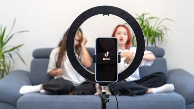 字節跳動「霸榜」蘋果 App Store,中國免費榜前五名抖音佔四個。(圖:Shutterstock)