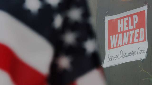 美國企業10月裁員通知激增 Fed年底降息前景更難判斷 (圖:Reuters/TPG)