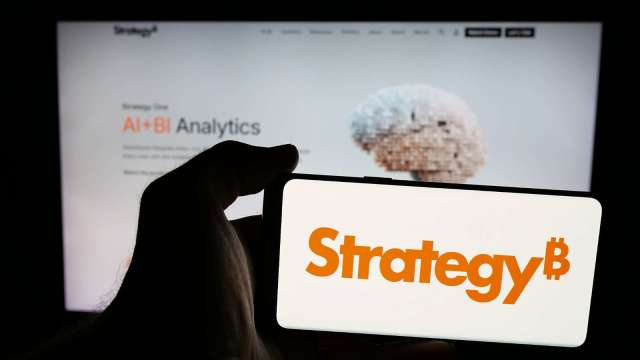 Strategy11月大買比特幣約8.3億美元 市場崩跌致mNAV跌破1引發擔憂