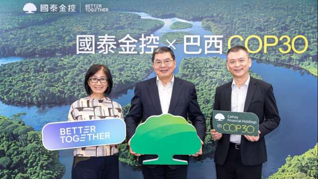 國泰金控總經理李長庚(中)、國泰金控投資長程淑芬(左)、國泰世華銀行副總經理温珍瀚(右)。(圖/國泰金控提供)