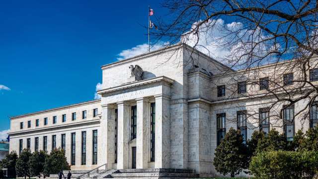 Fed下月降息機率驟降!投資人怕貨幣政策急轉彎虧慘 狂買SOFR期權避險 (圖:Shutterstock)