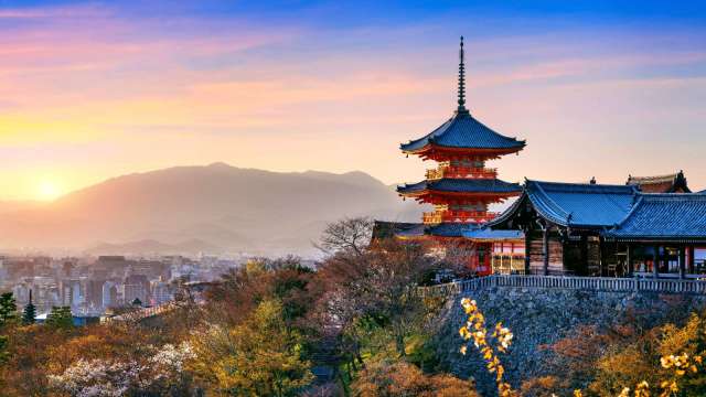 中日關係惡化,中國遊客退訂50萬張赴日機票。(圖:Shutterstock)