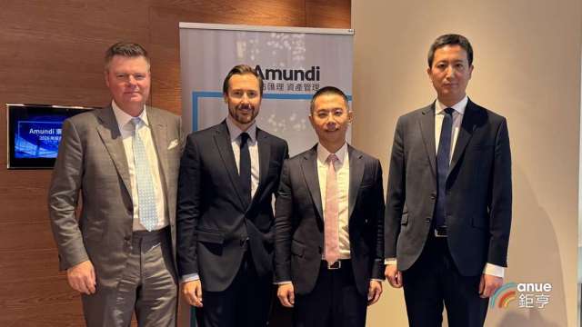 左起為固定收益總監Jonathan Duensing、全球信用主管Steven Fawn、亞洲資深投資策略師姚遠、新興市場綜合策略主管Ray Jian。(鉅亨網記者陳于晴 攝)