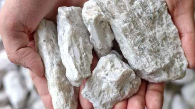 中國碳酸鋰期貨飆破10萬人民幣,分析師警告回調風險。(圖:Shutterstock)