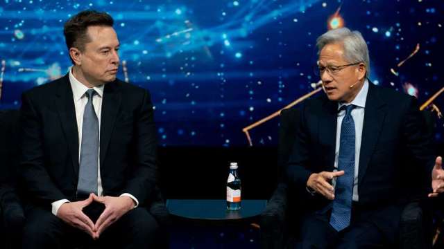 馬斯克同框黃仁勳談太空AI：5年內成最便宜算力來源。(圖截自美國-沙特投資論壇畫面)
