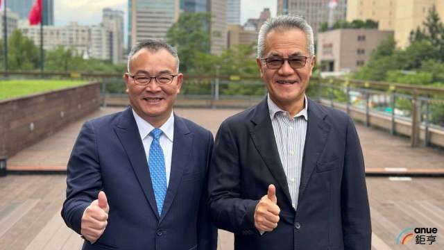 右至左為穎崴董事長王嘉煌、業務副總陳紹焜。(鉅亨網記者魏志豪攝)