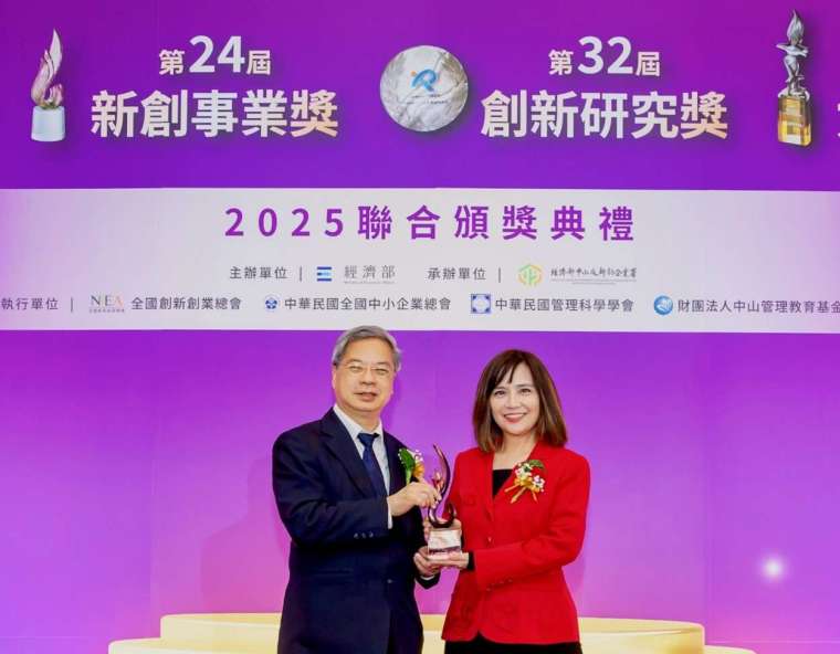 嘉正生技副董事長林瑟宜 (圖右) 代表公司上台獲此殊榮，從經濟部長龔明鑫手上接過「第 24 屆新創事業獎」之「科技產業組」獎項。