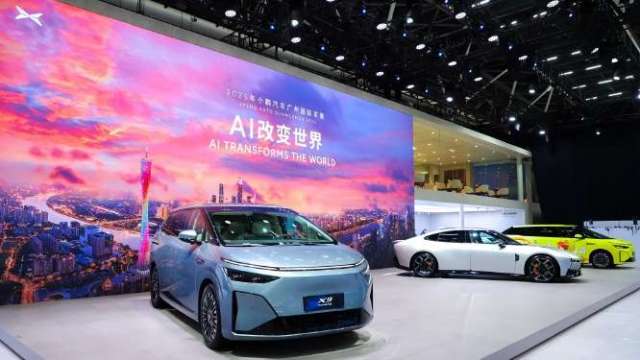 續航1602公里創紀錄！小鵬首款超級增程車X9上市 人形機器人Iron在廣州車展上幫推銷（圖：Shutterstock）