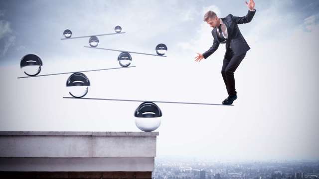 估值修正多殺多，先跌先破線的加密貨幣要先止跌(圖:shutterstock)