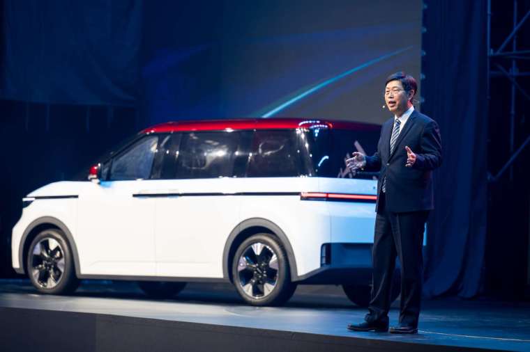 鴻海全新電動車MODEL A亮相。(圖：鴻海提供)