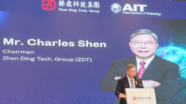 臻鼎-KY董事長沈慶芳在泰國曼谷盛大舉辦首屆「AIT-ZDT 論壇」中致詞。(圖：臻鼎提供)