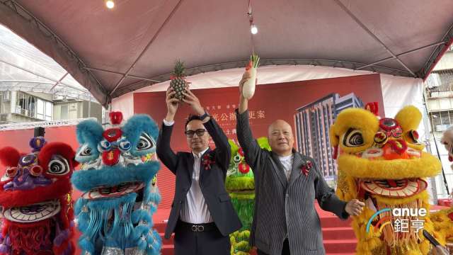 台北市政府都市更新處處長詹育齊(左)與漢皇機構董事長孫正乾。(鉅亨網記者張欽發攝)