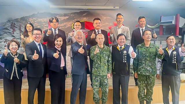 新光人壽董事長魏寶生(左四)偕新壽高階主管與同仁前往金防部敬軍獻禮。(圖:新壽提供)